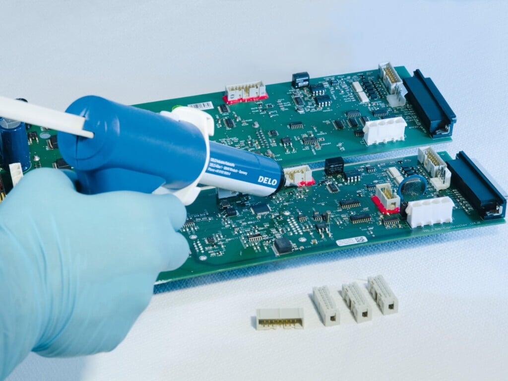 Hình ảnh minh hoạ những điều cần lưu ý về keo dán linh kiện điện tử