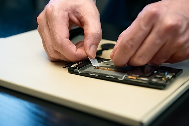 Keo Dán Nhanh Cho Linh Kiện Điện Tử: Giải Pháp Kết Dính Chính Xác – Bền – Không Hư Hại 1 KEO DÁN CHO NGÀNH CÔNG NGHIỆP ĐIỆN TỬ - imtc.com.vn