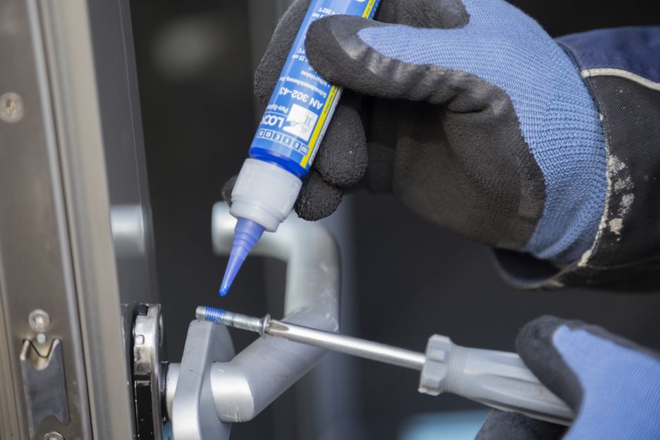 Keo khóa ren cho thiết bị cơ khí